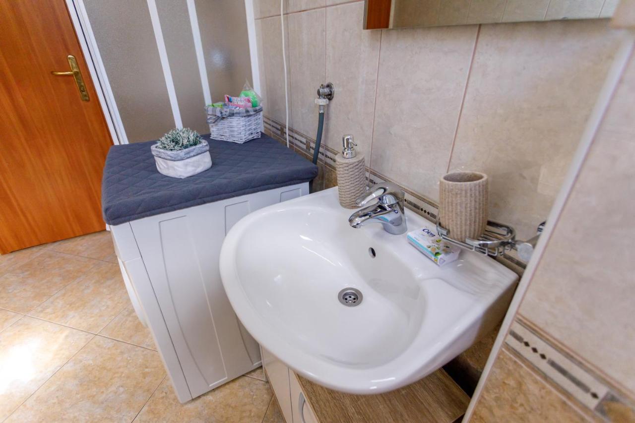 Nono Jure , Private Pool & Sauna Milna  Zewnętrze zdjęcie