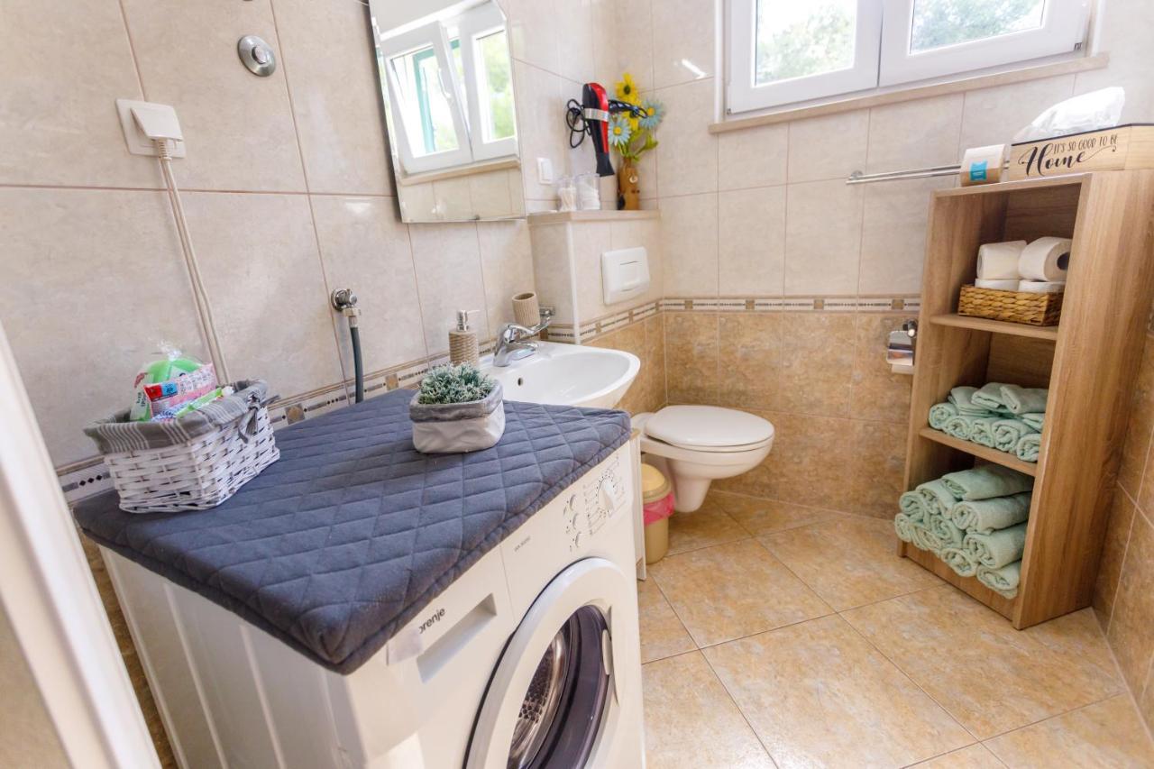 Nono Jure , Private Pool & Sauna Milna  Zewnętrze zdjęcie